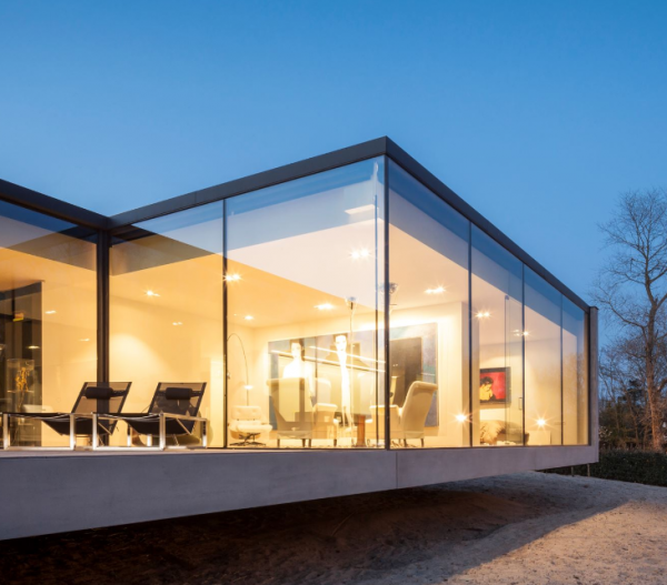 Villa minimalis dengan jendela kaca besar